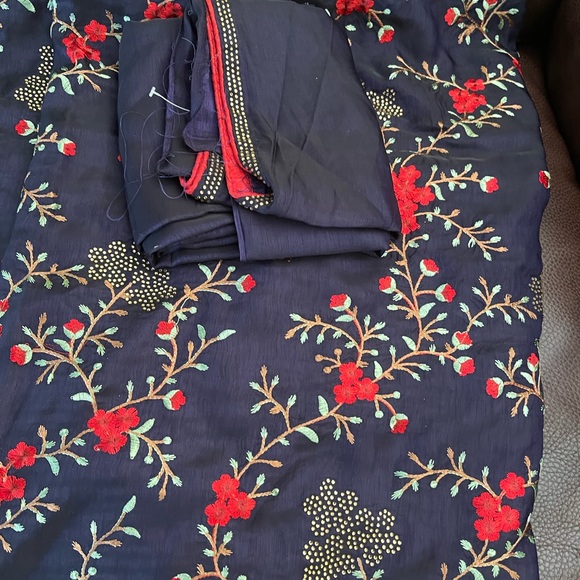 Designer crepe silk floral embroidered with swarvoski crystals saree n bp - Picture 2 of 5